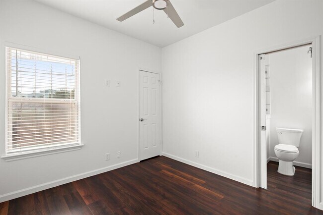 Building Photo - 2414 Longview St