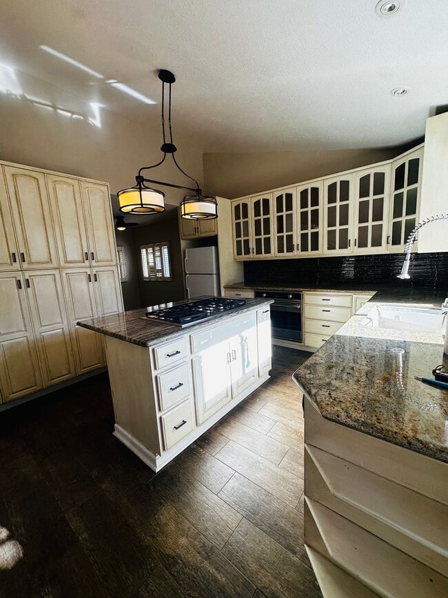 Building Photo - Vintage Vibes