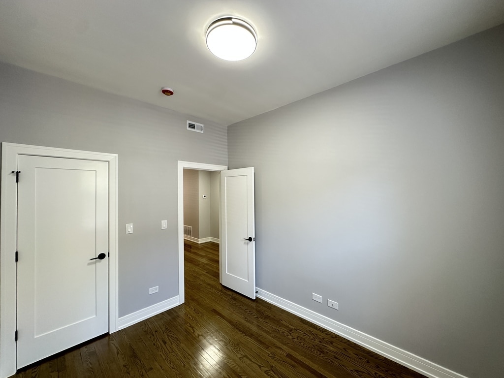 Building Photo - 3840 N Wilton Ave