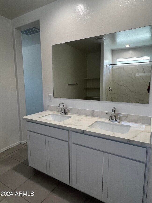 Building Photo - 15618 W Desert Hollow Dr