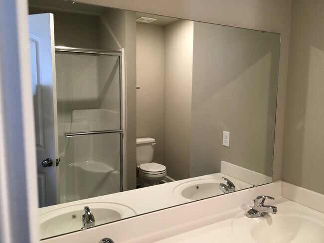 Building Photo - 3 Bed Townhome in Grain Valley