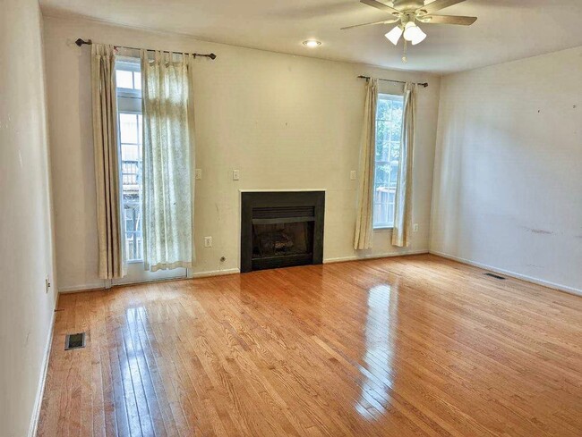 Building Photo - Beautiful home with 2 MBRs, 1-car garage.