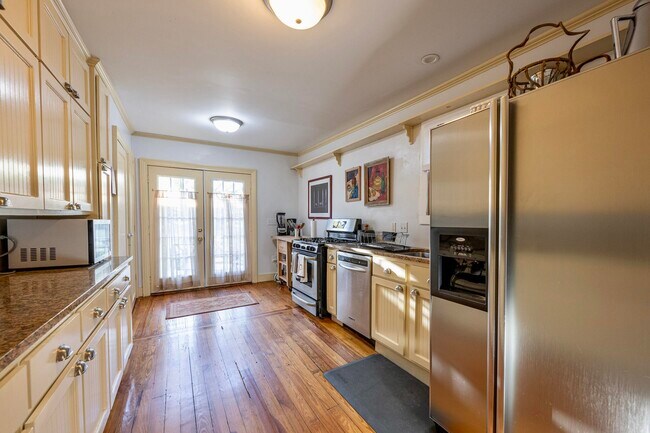 Building Photo - 566 Newberry St SW