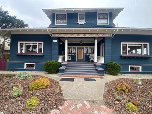 Building Photo - 744 Pine Ave