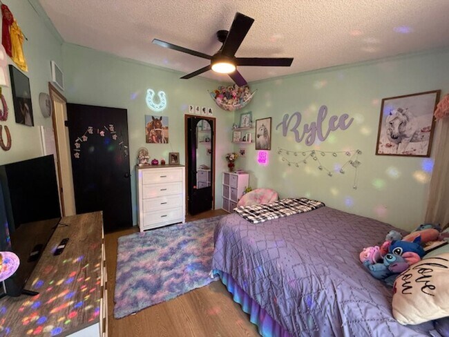 Building Photo - $500 OFF move in SPECIAL!  Room to Roam