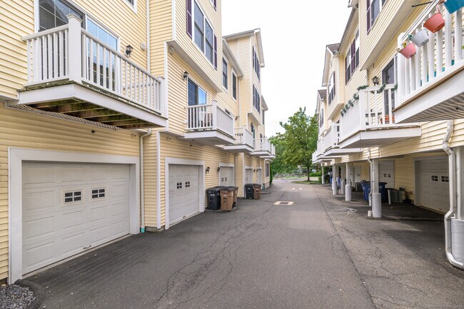 Building Photo - 2023 Summer St