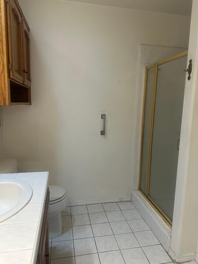Building Photo - 1542 E Alluvial Ave