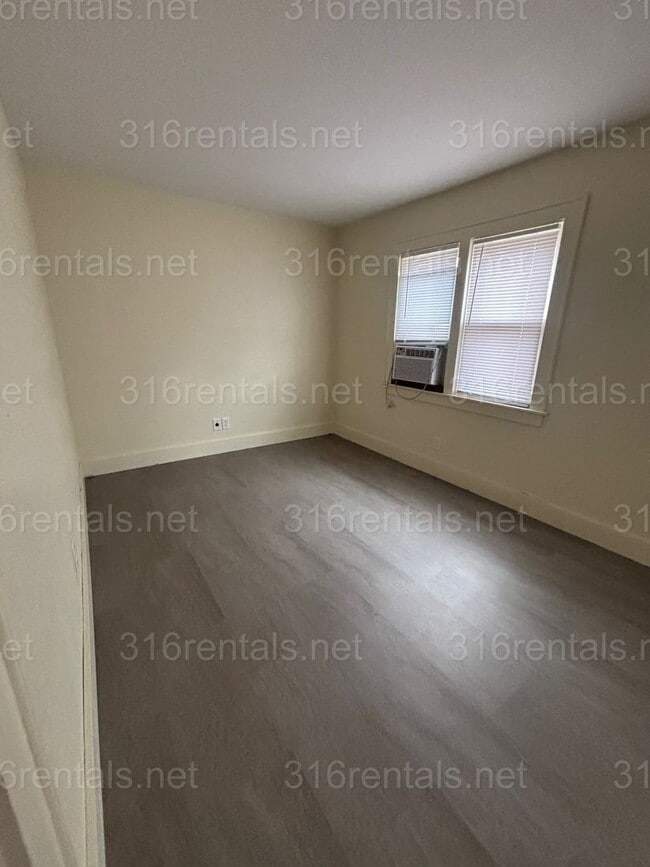 Building Photo - 3 bed 1 bath available NOW!