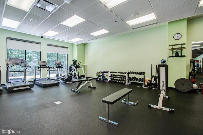 Building Photo - 15101 Interlachen Dr