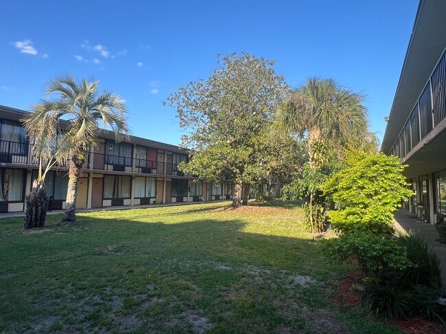 Building Photo - Newly renovated Studio apartment - Water, Electric, Cable TV Included!