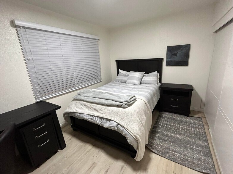 Building Photo - 1121 Calle Tulipan