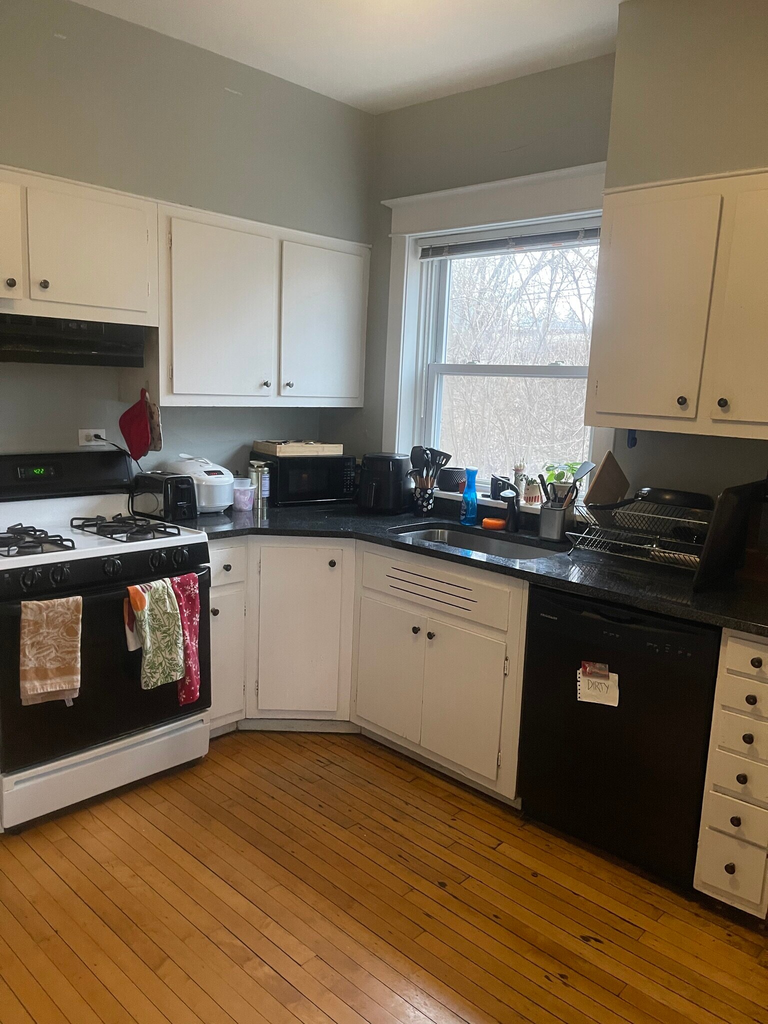 Building Photo - 829 Simpson St