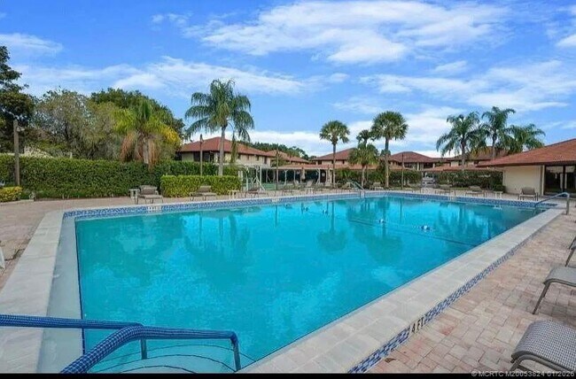 Building Photo - 641 SW South River Dr