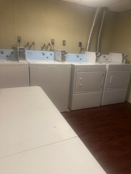 New coin operated washer dryers - 215 Mammoth Rd