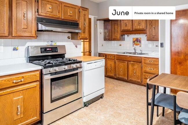 Building Photo - Room in Shared 5 bed/1 bath home