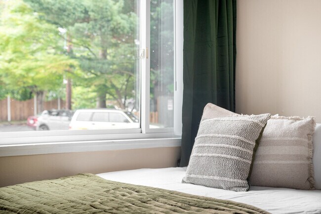 Building Photo - 5248 SE Stark St