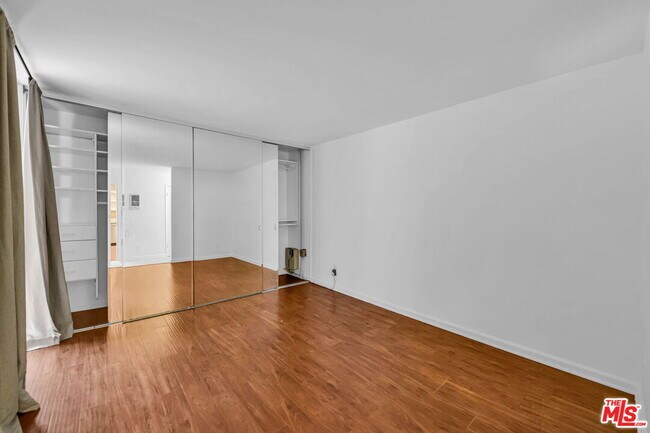 Building Photo - 723 Palisades Beach Rd