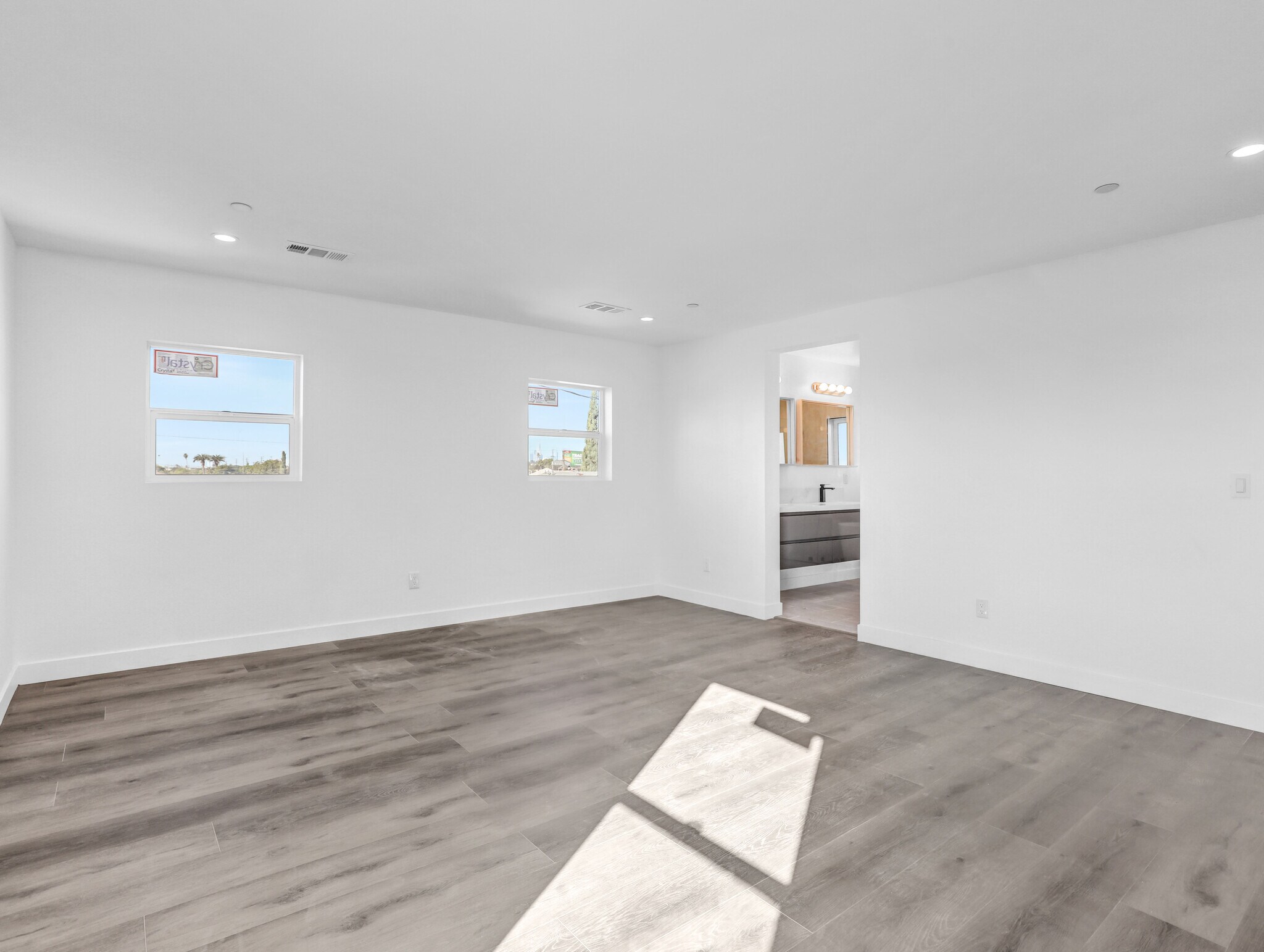 Building Photo - 1231 S Rowan Ave