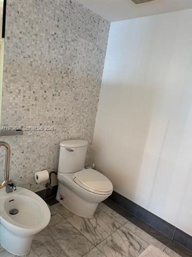 Building Photo - 200 Biscayne Blvd Way