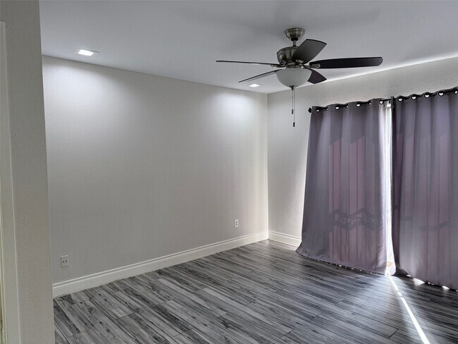 Building Photo - 6701 Sands Point Dr