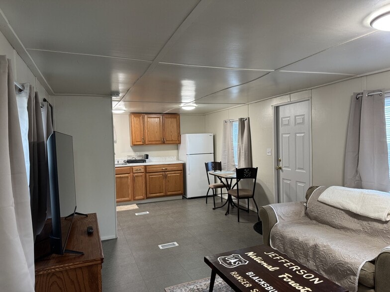 Building Photo - 60 Kraman Ln