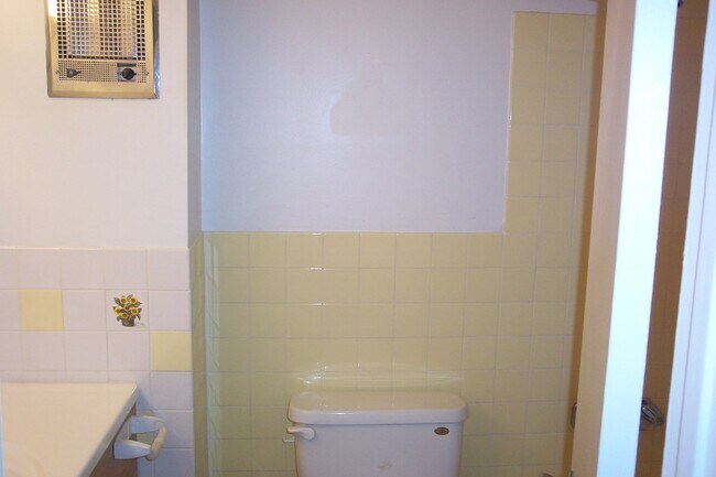Bathroom - 424 Carpenter Avenue
