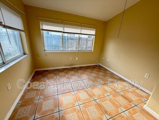 Building Photo - 1002 Golfside Ct