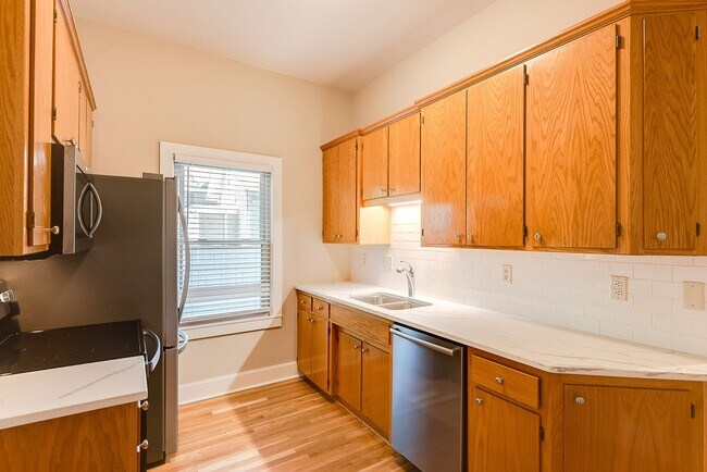 Building Photo - Recently Renovated 4-Bed Close to Macalester, St Thomas, Concordia & St Kate's!