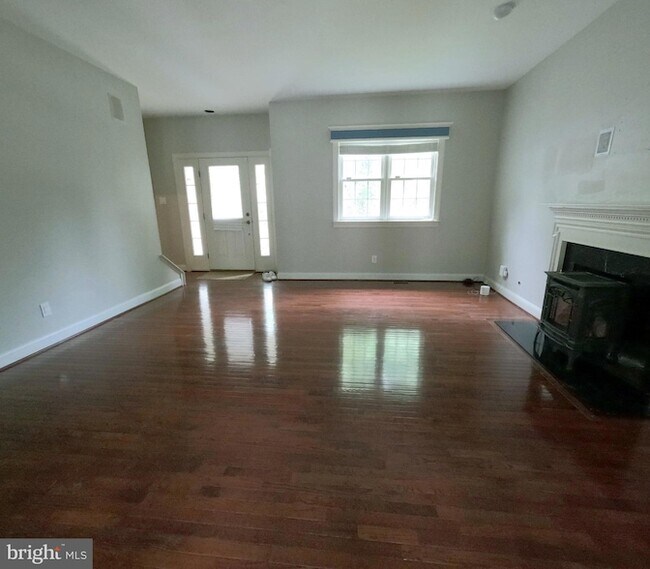 Building Photo - 957 Pinehurst Dr