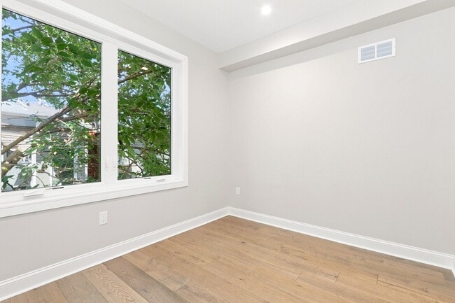 Building Photo - 2647 Latona St