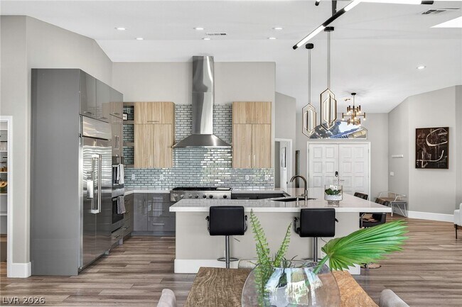 Building Photo - 363 E Robindale Rd