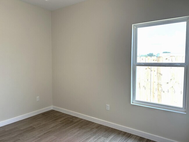 Building Photo - 5928 Heather Loop