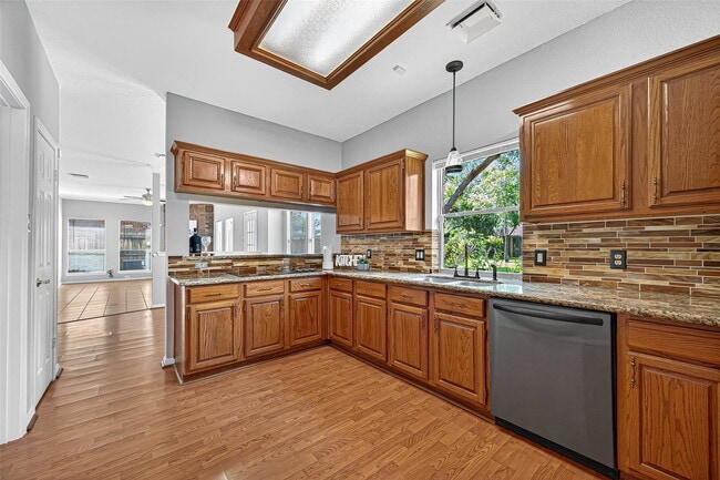 Building Photo - Double Lake Drive, Missouri City, TX 77459 - 4 BR 2.5 BA single-family home