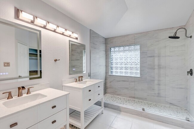 Building Photo - 113 W Deer Horn Pass