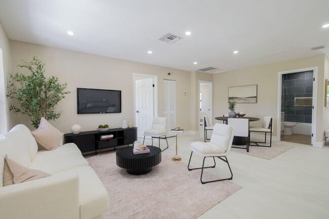 Building Photo - 5409 NE 4th Ave