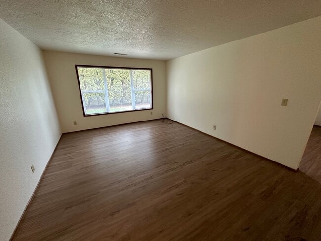 Building Photo - Three Bedroom Home in South Salem