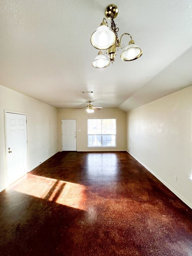 Building Photo - 1913 Charleston Ct