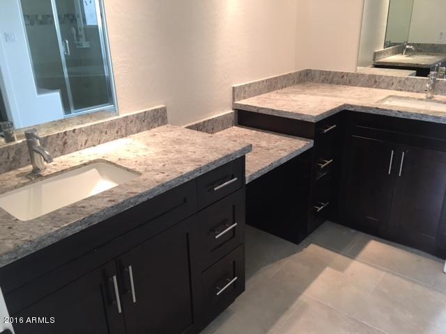 Building Photo - 1502 E Dunlap Ave