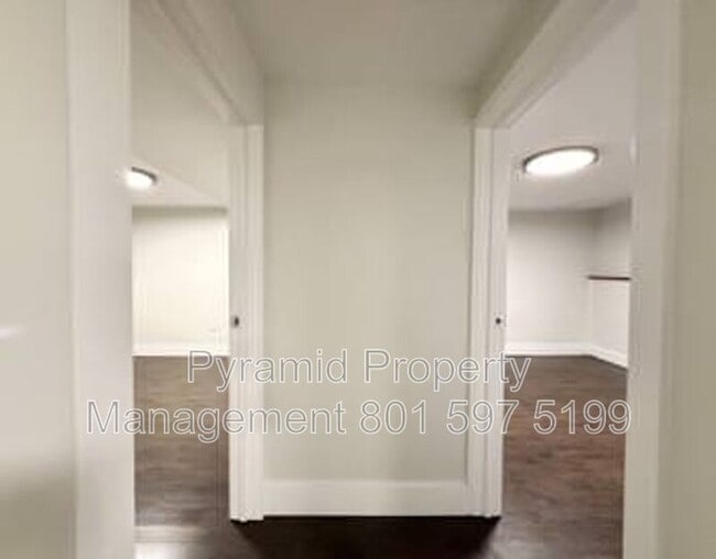 Building Photo - 652 E Roosevelt Ave