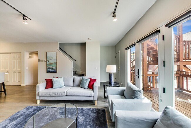 Building Photo - 2233 W Medill Ave