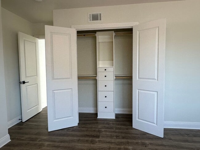 Building Photo - 3+2 RENOVATED W/Drive-Through Garage!