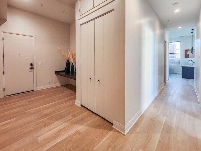 Building Photo - 1934 W North Ave