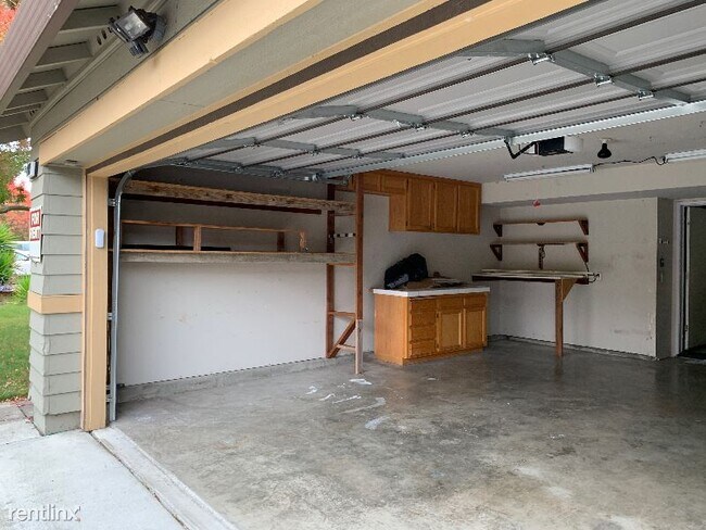 Building Photo - 4 br, 2.5 bath House - 2103 Bedford St.