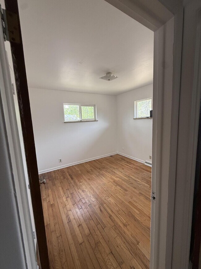 Building Photo - Charming Home Available Now!