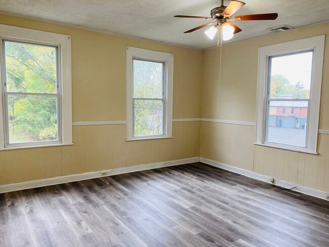 Building Photo - 7 Maple St