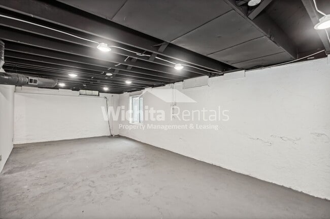 Building Photo - 648 N Glendale St