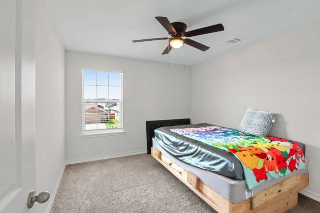 Building Photo - "Spacious 5-Bedroom Home with 3.5 Full Bat...