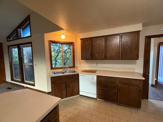 Building Photo - 1150 NW Sunnywood Ct