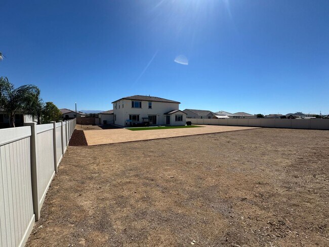 Building Photo - 5 Bedroom home with FULL MOTHER IN LAW SUI...