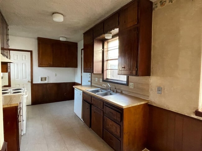 Building Photo - 610 N Elkhart Ave